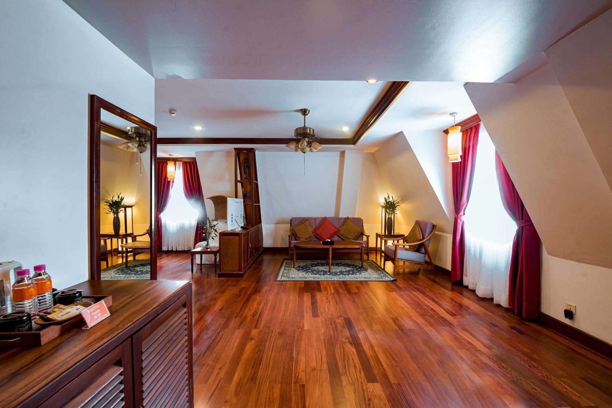 Royal Crown Hotel Siem Reap Exterior foto